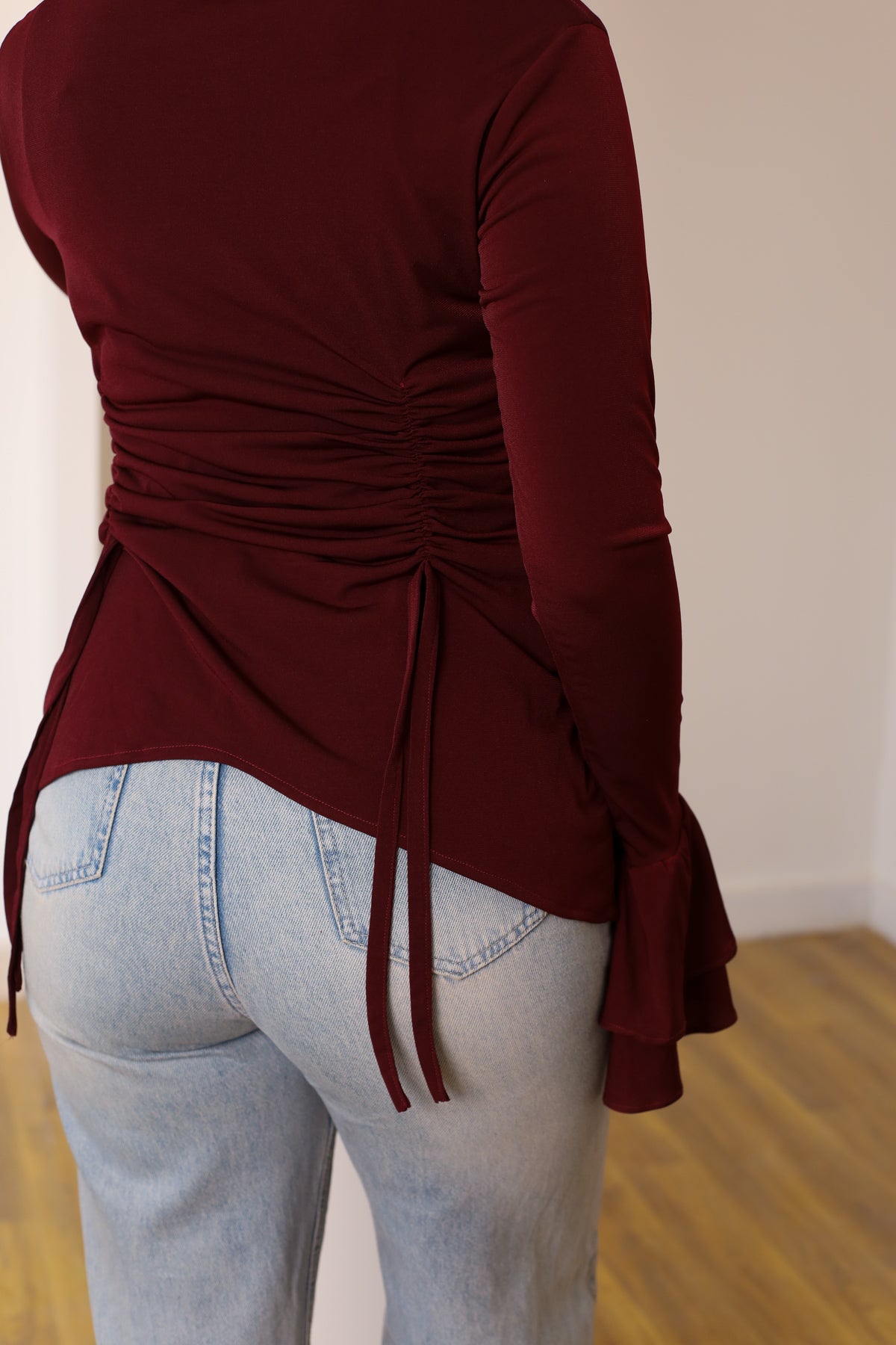 EVERYDAY RUFFLE TOP burgundy